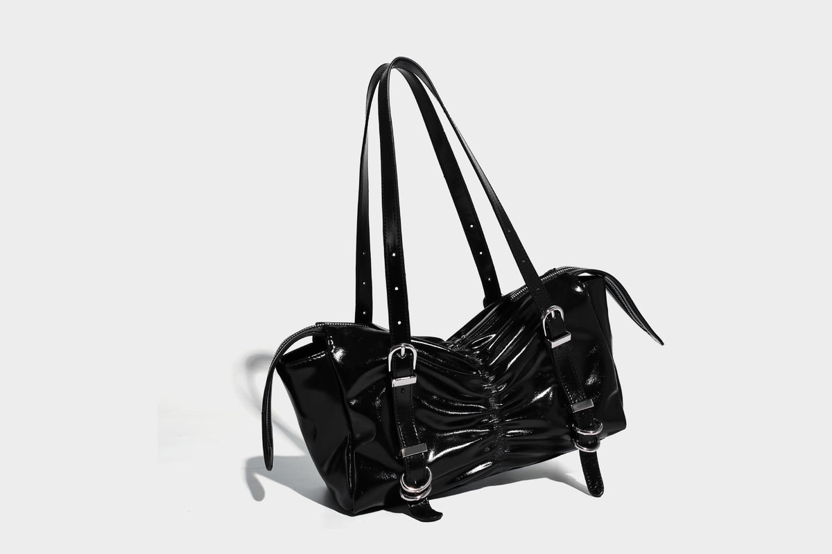 Glänzende, rechteckige Schultertasche mit Raffdetails, zwei verstellbaren Riemen, Reißverschluss oben und Schnallenbeschlägen in Silberoptik