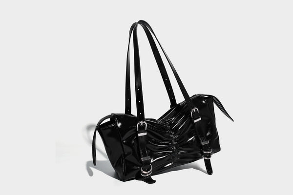 Glänzende, rechteckige Schultertasche mit Raffdetails, zwei verstellbaren Riemen, Reißverschluss oben und Schnallenbeschlägen in Silberoptik