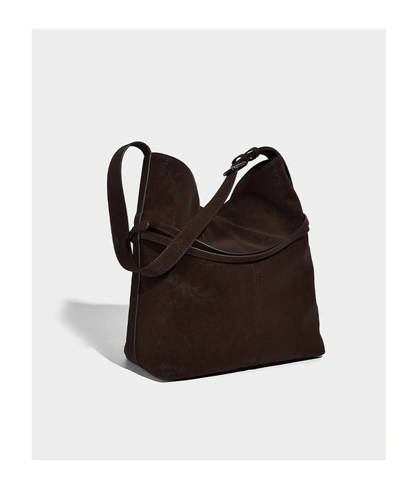 Große, weich fallende Schultertasche im Hobo-Stil aus matter Lederoptik mit Reißverschlussfach vorne und herabhängenden Stern- und Schlossanhängern in Silberoptik