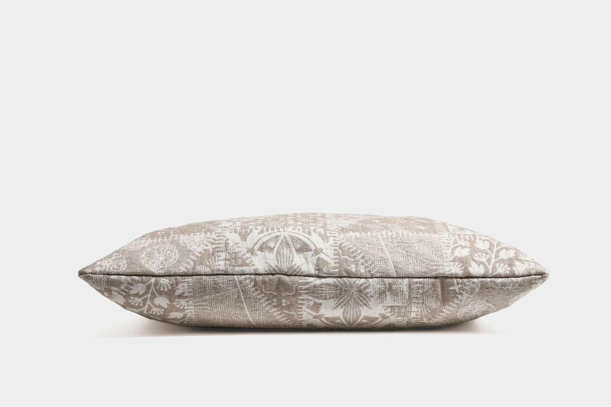 Weich fallende Hobo-Schultertasche aus Canvas mit botanischem Print, langem geknotetem Riemen und Reißverschluss oben, Detailansicht 26