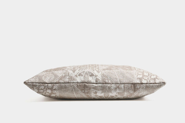 Weich fallende Hobo-Schultertasche aus Canvas mit botanischem Print, langem geknotetem Riemen und Reißverschluss oben, Detailansicht 26