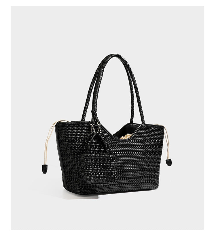 Strukturierte Henkeltasche aus geflochtenem Material in Dunkelbraun mit geflochtenen Henkeln, seitlichen Zugbändern und befestigtem Mini-Täschchen aus geflochtenem Material mit