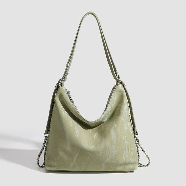 Lässige Hobo-Schultertasche mit glänzender, geknitterter Oberfläche, silberfarbenen Kettenriemen und Reißverschluss, Detailansicht 8