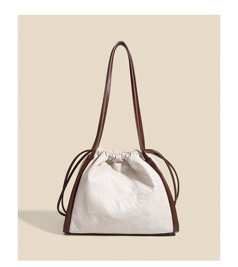 Großer geknitterter Shopper aus glänzendem PU mit Schmetterlings-Emblem und langem Schulterriemen, Detailansicht 12