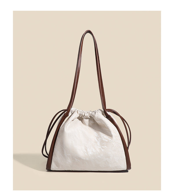 Großer geknitterter Shopper aus glänzendem PU mit Schmetterlings-Emblem und langem Schulterriemen, Detailansicht 12
