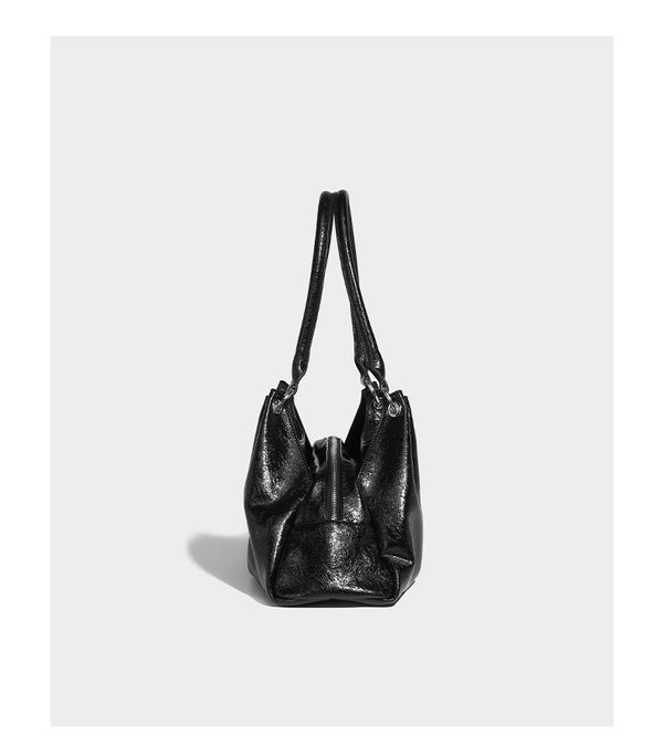 Locker fallende trapezförmige Tote-Schultertasche mit glänzender, geknautschter Lederoptik, zwei Schlaufenhenkeln, Reißverschluss oben und