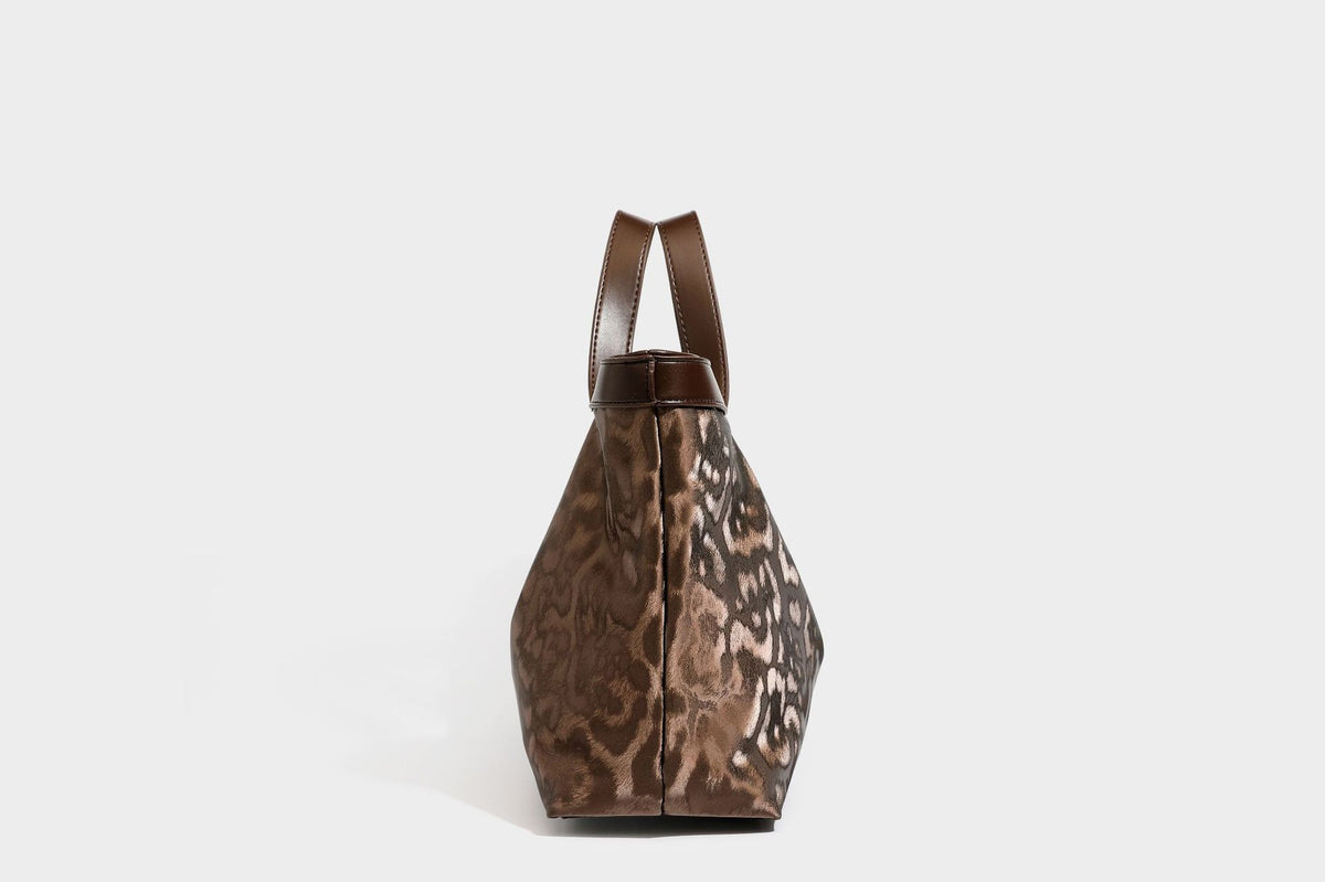 Glänzende Tote-Bag mit Leopardenmuster, dunkelbraunem Besatz in Lederoptik und zwei Tragegriffen, Detailansicht 21