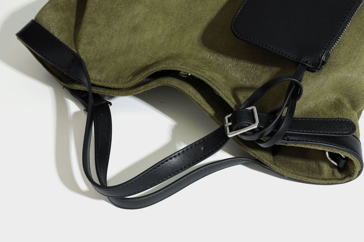 Weich fallender olivgrüner Shopper in Canvas-Optik mit Henkeln in schwarzer Lederoptik, abnehmbarem Reißverschlusstäschchen und silberfarbenen Beschlägen