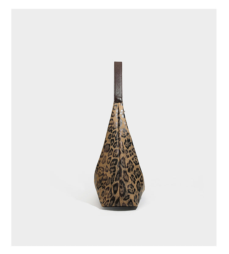 Weich fallende Hobo-Tote-Bag mit Leopardenmuster in Beige und Braun, dunkelbraunem Riemen in Lederoptik und herabhängenden Perlenanhänger-Beschlägen