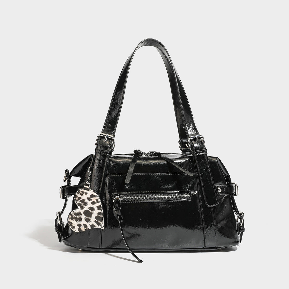 Strukturierte Schultertasche in glänzender Lederoptik mit abgerundeter Form, silberfarbenen Beschlägen, vorderer Reißverschlusstasche und Leopardenmuster