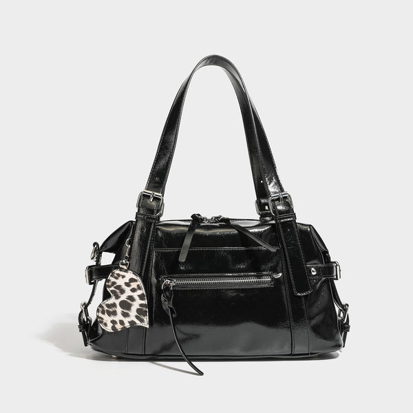 Strukturierte Schultertasche in glänzender Lederoptik mit abgerundeter Form, silberfarbenen Beschlägen, vorderer Reißverschlusstasche und Leopardenmuster