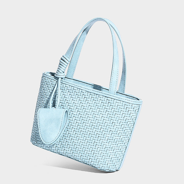 Kleine formstabile Tote-Tasche in gewebter Lederoptik mit geknoteten Henkeln, abnehmbarem Schulterriemen und herabhängendem Mini-Element an der Vorderseite