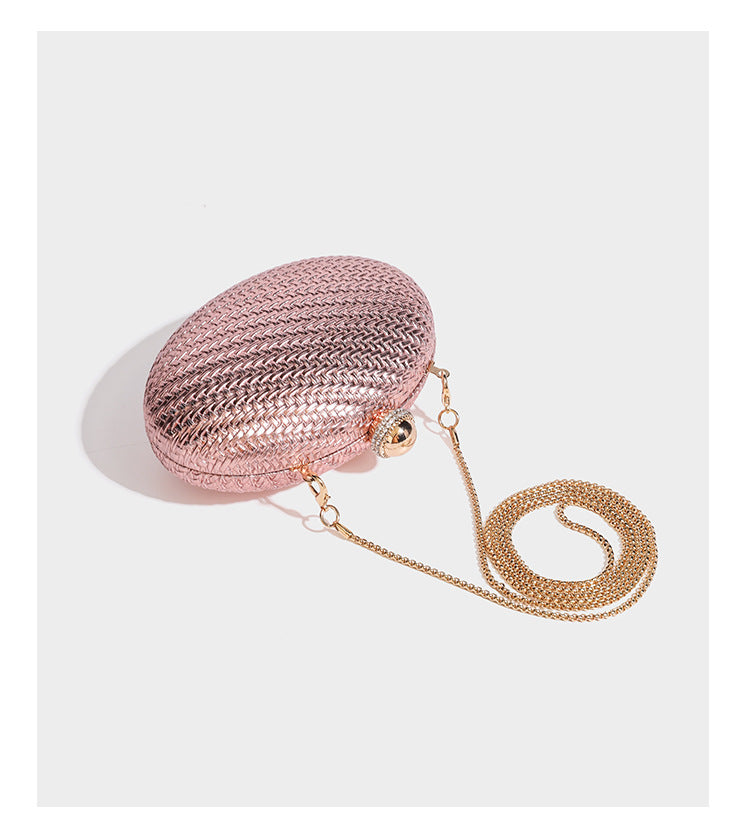 Kleine, ovale, metallisch gewebte Clutch mit juwelenbesetztem Bügelverschluss in Goldoptik und abnehmbarem Kettenriemen, Detailansicht 11