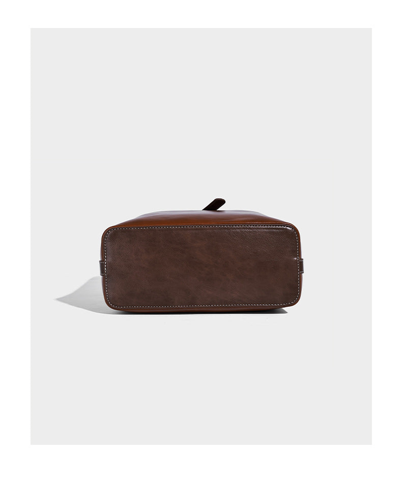 Glänzende Beuteltasche in Lederoptik mit Riemendetail mit Vorhängeschloss und verstellbarem langem Riemen, Detailansicht 12