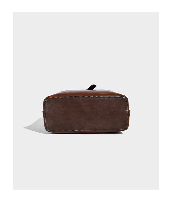 Glänzende Beuteltasche in Lederoptik mit Riemendetail mit Vorhängeschloss und verstellbarem langem Riemen, Detailansicht 12