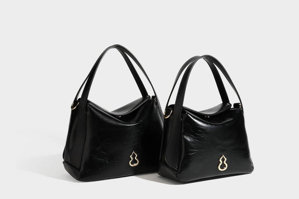 Glänzende, geknautschte Henkeltasche in Lederoptik mit goldfarbenen Emblem-Details und abnehmbarem Schulterriemen, Detailansicht 27