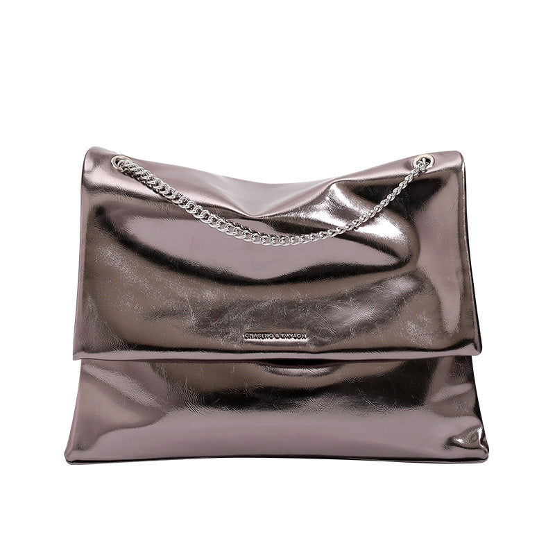 Große Schultertasche mit Überschlag aus glänzender Lederoptik, silberfarbenem Kettenriemen und magnetischem Druckverschluss, Detailansicht 5