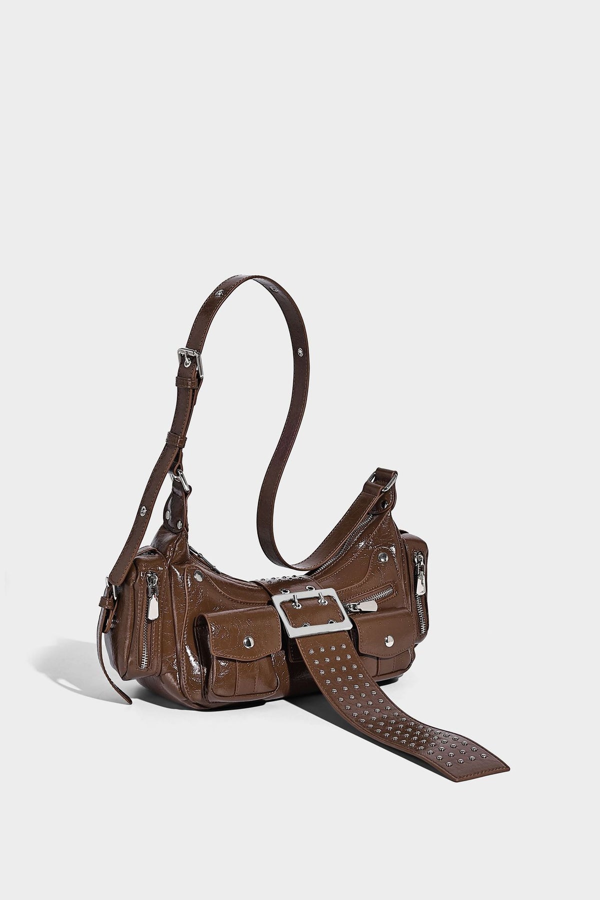 Halbmond-Schultertasche mit Nieten und Gürtelschnallen-Lasche, mehreren Vordertaschen und silberfarbenen Beschlägen, Detailansicht 28
