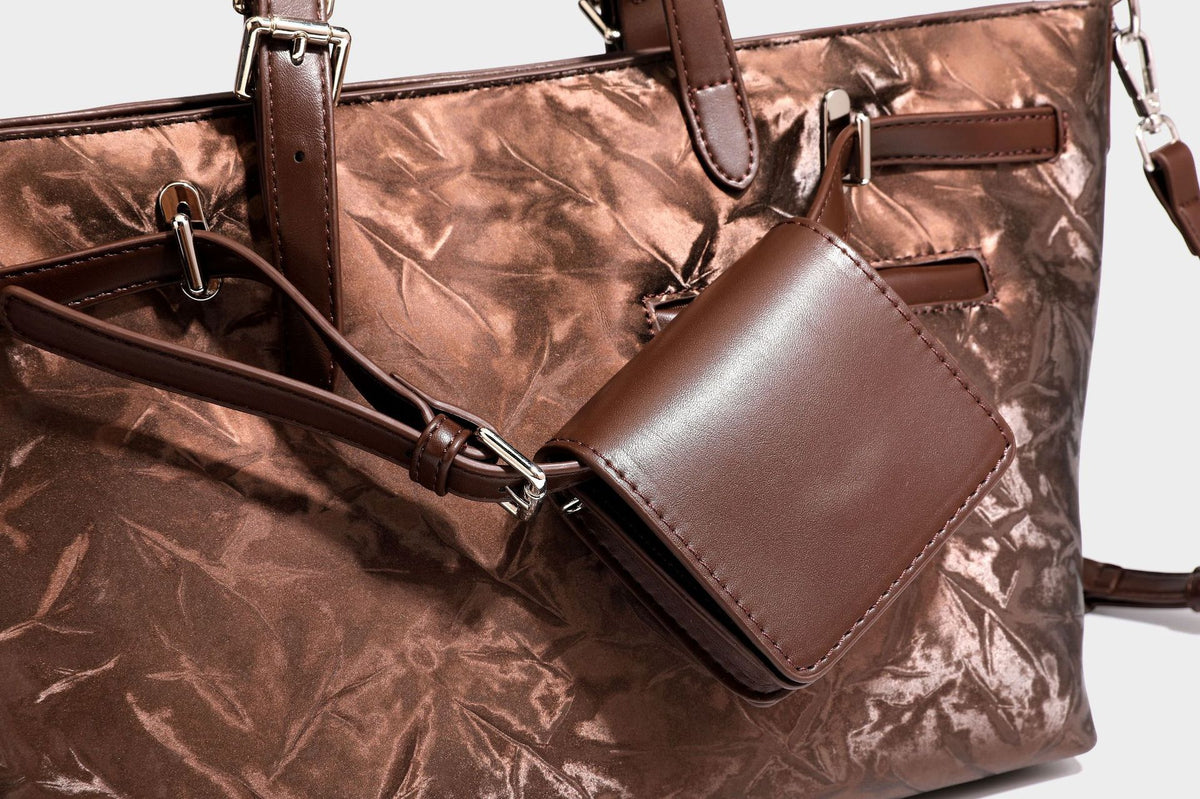 Glänzende, geknautschte Metallic-Tote-Bag mit zwei Tragegriffen oben, abnehmbarem Schulterriemen und abnehmbarer Mini-Reißverschlusstasche in Braun
