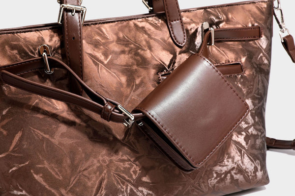 Glänzende, geknautschte Metallic-Tote-Bag mit zwei Tragegriffen oben, abnehmbarem Schulterriemen und abnehmbarer Mini-Reißverschlusstasche in Braun