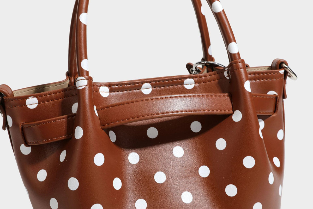 Kleine strukturierte Mini-Tote-Bag mit Punkten in Braun und weißen Punkten, Sternanhänger, zwei Tragegriffen und abnehmbarem Schulterriemen