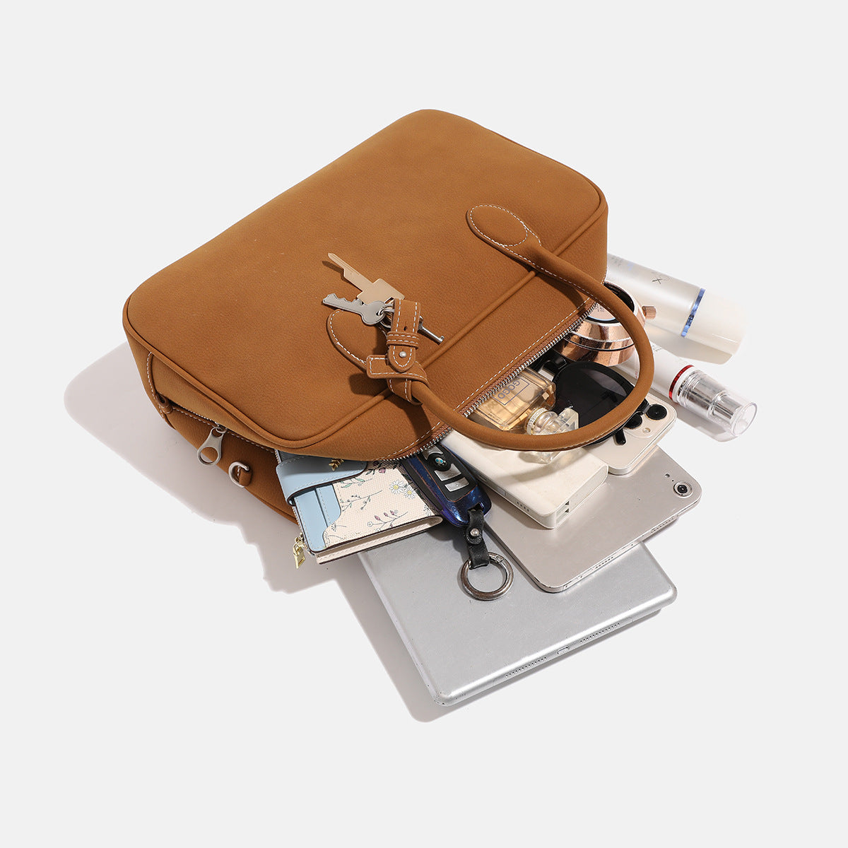 Strukturierte, rechteckige Henkeltasche mit matter, genarbter Oberfläche, zwei gerollten Henkeln, silberfarbenen Reißverschlussbeschlägen und