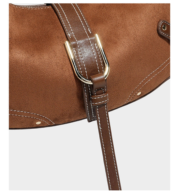 Halbmondförmige Schultertasche in hellbrauner Velourslederoptik mit weißen Kontrastnähten, goldfarbenen Schnallen und