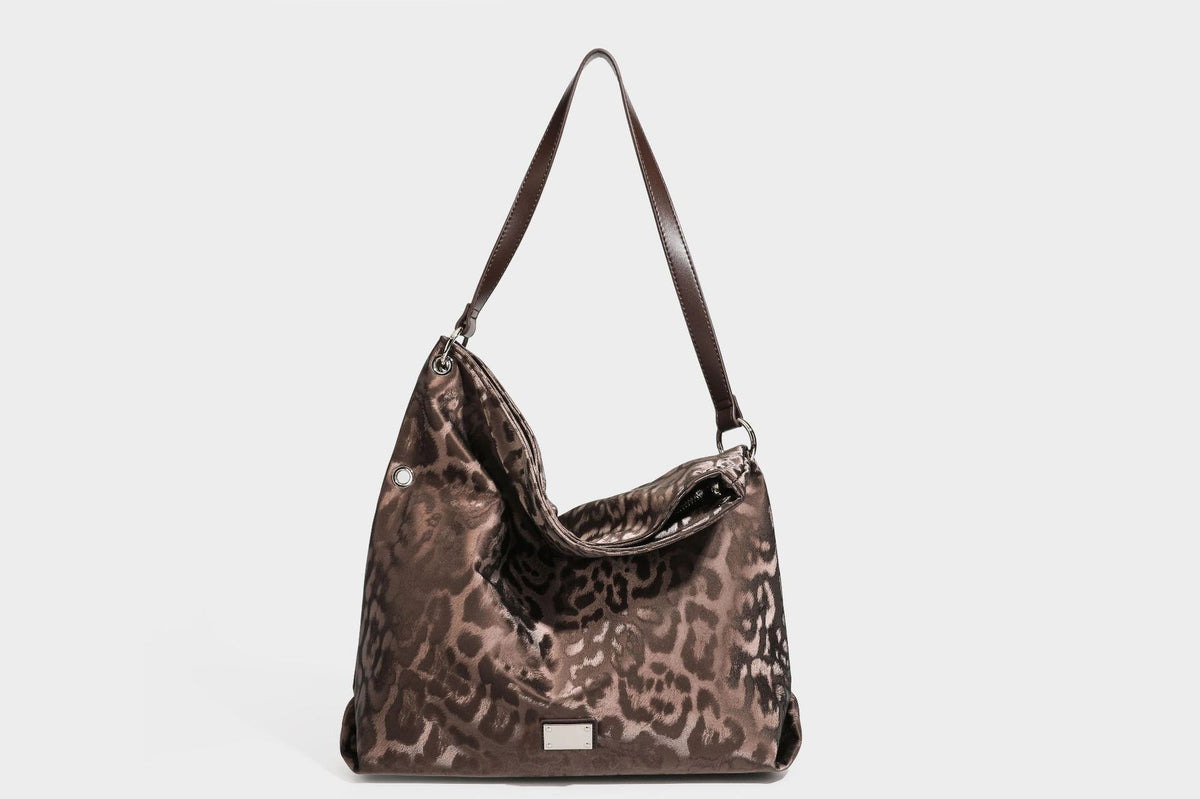 Locker fallende Hobo-Schultertasche mit Leopardenprint, glänzender Satinoptik, silberfarbenen Ringdetails und schmalem Schulterriemen