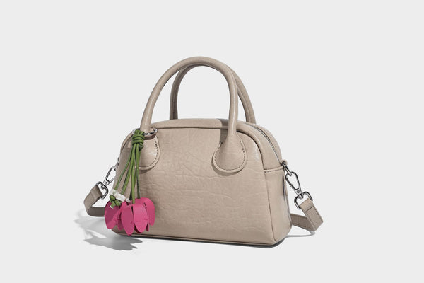 Mini-Henkeltasche in strukturierter Kuppelform in Pastellgelb mit genarbter Lederoptik, silberfarbenen Beschlägen und abnehmbarem