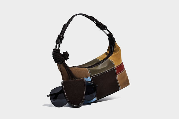 Kompakte Patchwork-Schultertasche mit geknotetem dunklem Henkel, mehrfarbigen Partien in Braun, Beige, Senfgelb, Oliv, Burgunderrot, Schwarz und