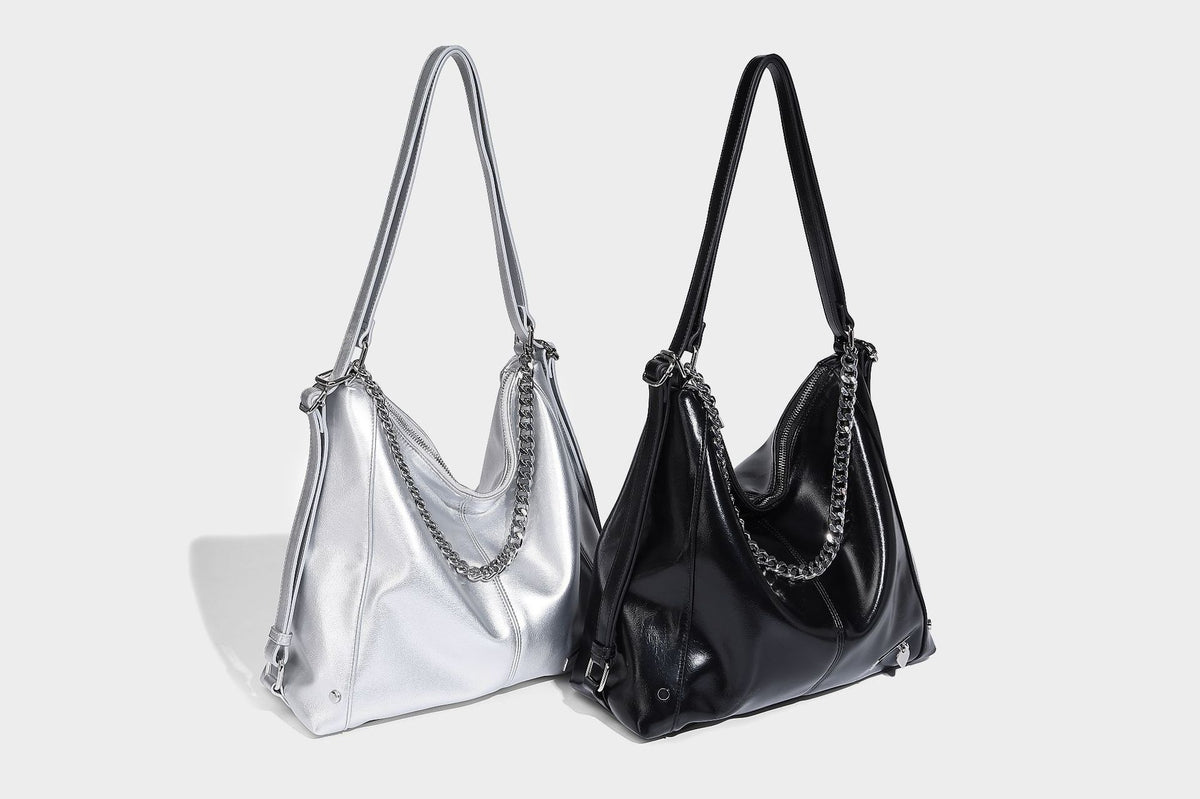 Glänzend schwarze Hobo-Shopper-Tasche mit silberfarbenem Kettenakzent, Reißverschluss oben und langen Schulterriemen, Detailansicht 27