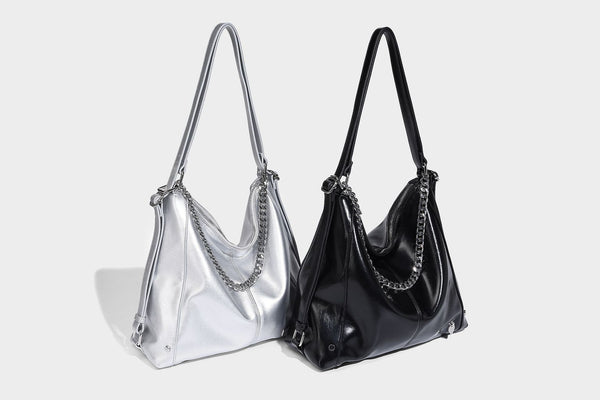 Glänzend schwarze Hobo-Shopper-Tasche mit silberfarbenem Kettenakzent, Reißverschluss oben und langen Schulterriemen, Detailansicht 27