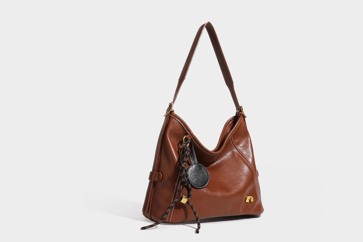 Lässige Hobo-Schultertasche mit glatter Oberfläche in Lederoptik, kontrastierenden Steppnähten, antikgoldfarbenen Metallelementen und, Detail