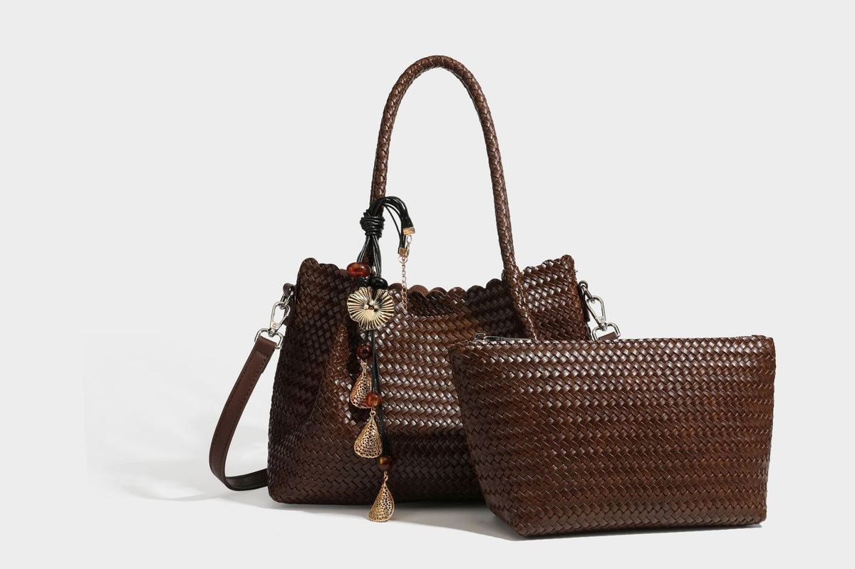 Strukturierte, glänzend gewebte Tote-Bag mit geschwungenem oberen Rand, geflochtenen Henkeln, abnehmbarem Crossbody-Riemen und Perlenquaste