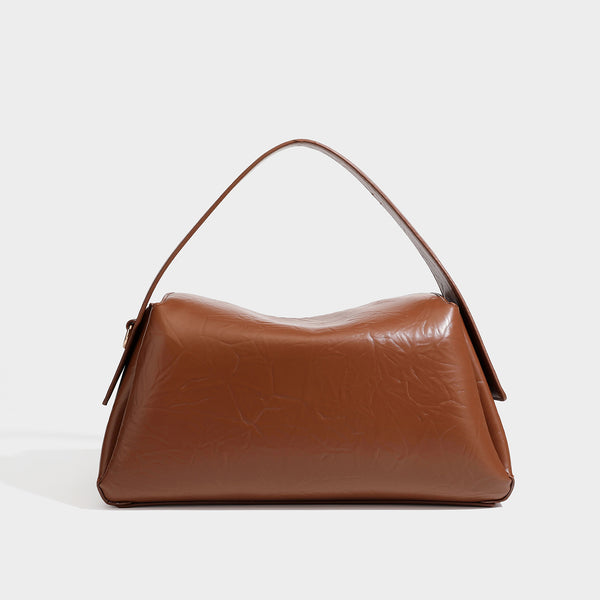 Glänzende, geknautschte Trapez-Schultertasche mit Überschlagverschluss, goldfarbenen Logo-Beschlägen, Tragegriff und abnehmbarem, verstellbarem Schulterriemen