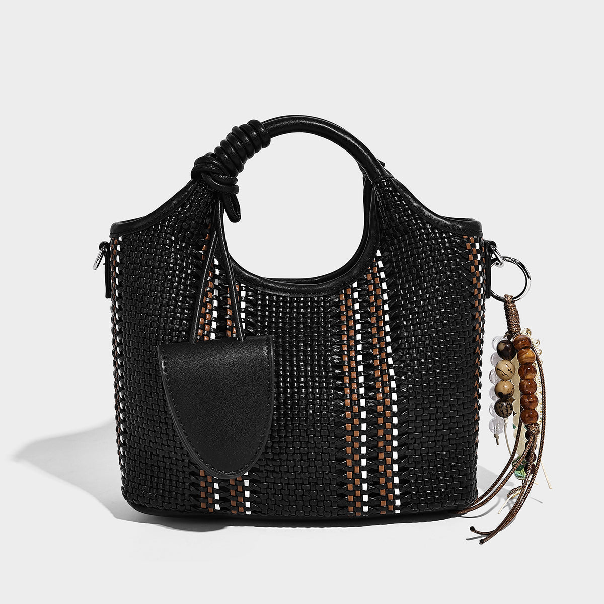 Gewebte Bucket-Tote in Pastellblau mit geflochtenen Henkeln, offenem Frontfach, Perlenanhänger und abnehmbarem Crossbody-Riemen