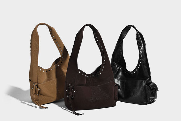 Lässige Hobo-Schultertasche in dunkelbrauner, matter Wildlederoptik mit silberfarbenem, nietenbesetztem Riemen und seitlichem Kordelzug