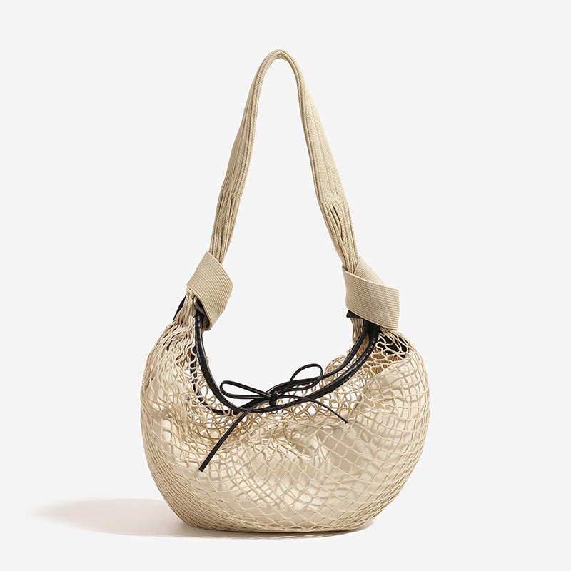 Abgerundete Hobo-Schultertasche aus Kord-Mesh mit offenem Gittermuster, geflochtenem Textilriemen und schwarzem Kordelzug am Taschenöffnung, Detailansicht 6