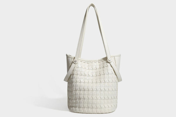 Shopper-Schultertasche im Bucket-Stil mit Webstruktur in Lederoptik, rundem Anhänger und langen doppelten Trägern, Detailansicht 27