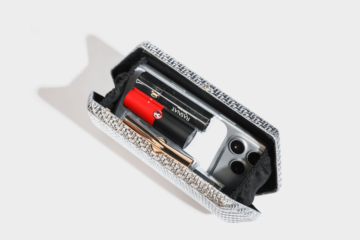 Kleine, strukturierte Clutch aus metallischem Flechtmaterial mit goldfarbenem Bügelverschluss und abnehmbarem Kettenriemen, Detailansicht 40