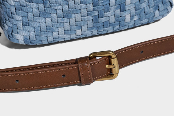 Hellblauer gewebter Hobo-Bag mit braunem Besatz in Lederoptik, antikgoldfarbenen Beschlägen, verstellbarem Crossbody-Riemen und Perlenverzierung