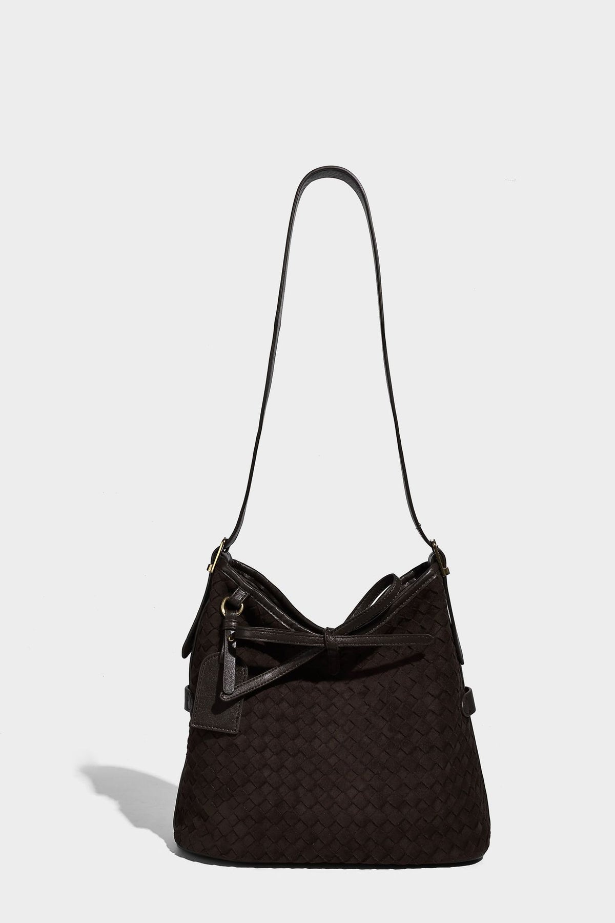 Dunkelbraune Beuteltasche mit Webstruktur, Knotenverschluss, Details in Goldoptik und verstellbarem Schulterriemen, Detailansicht 19