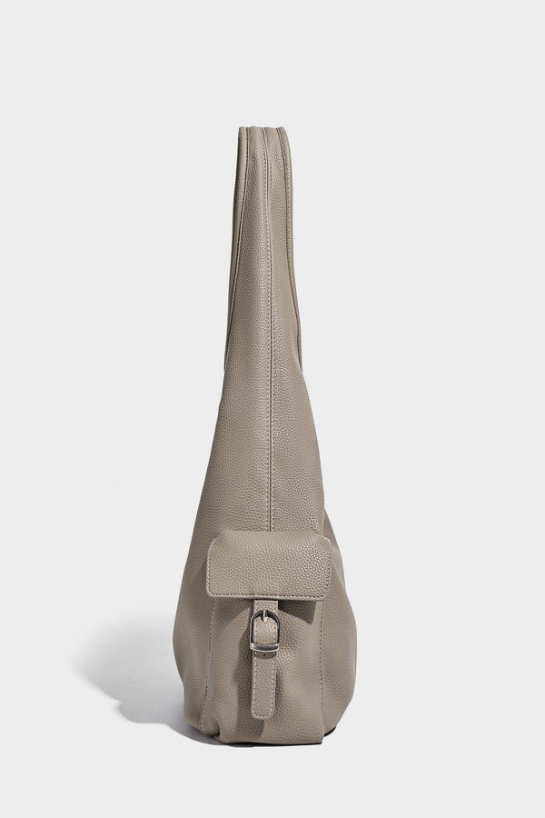 Große, lässig fallende Hobo-Schultertasche in genarbter Lederoptik mit langem Schulterriemen und seitlicher Klappentasche mit Metalldetail