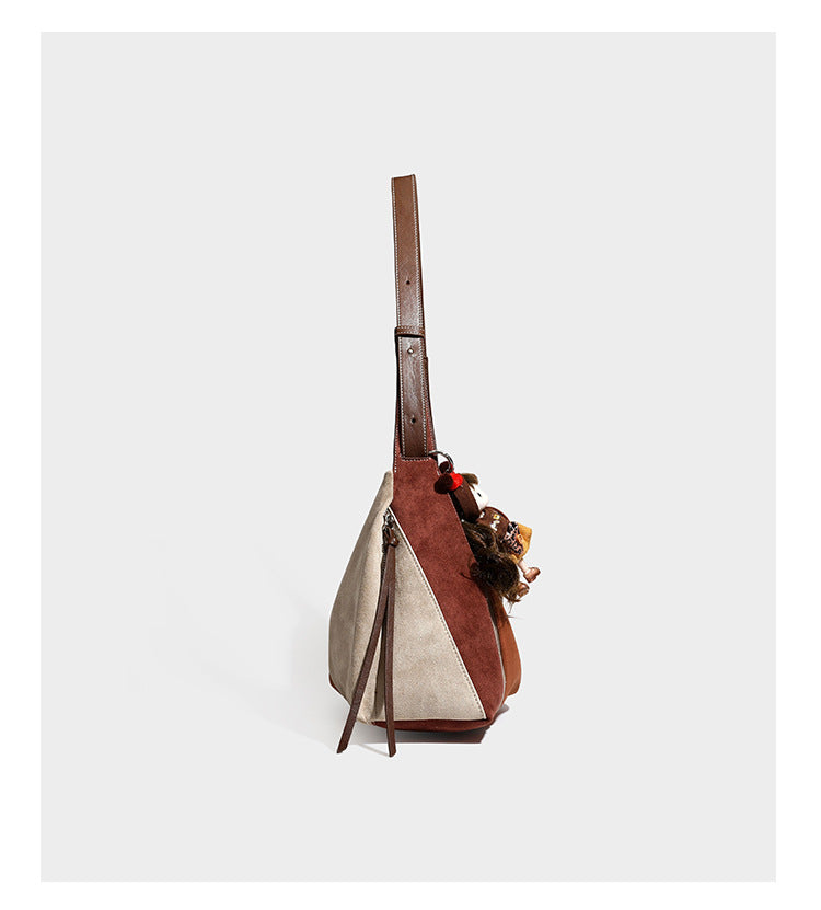 Weich fallende Patchwork-Tote in Braun, Rost, Camel und Beige mit Partien in Velourslederoptik, Besatz in Lederoptik und verstellbarem Schulterriemen
