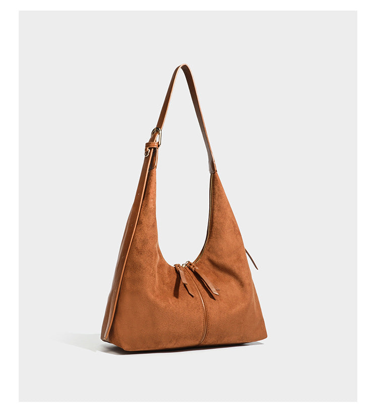 Lässig fallende Hobo-Schultertasche mit strukturierter Wildlederoptik, Reißverschluss oben, Quasten-Zippern und goldfarbenem, verstellbarem