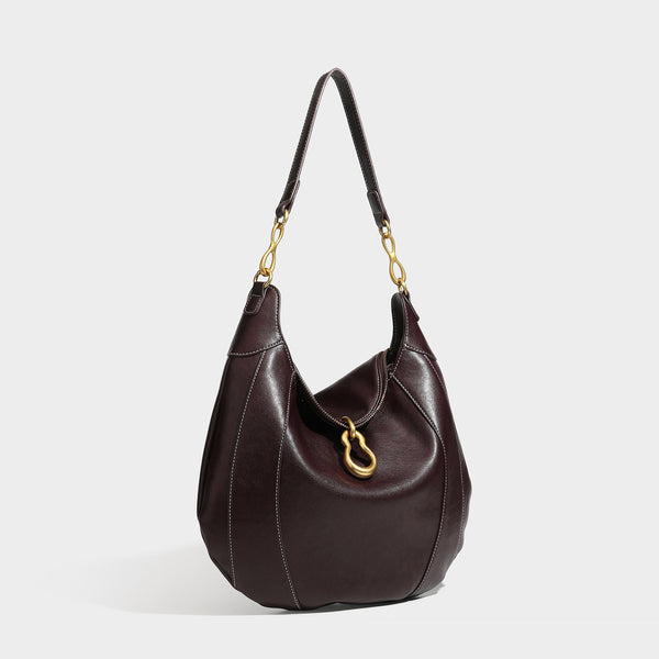Lässige halbmondförmige Hobo-Schultertasche in Dunkelbraun mit goldfarbenem Ring und Kettenglied-Beschlägen sowie Reißverschluss oben, Detailansicht