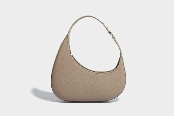 Sichelförmige Halbmond-Hobo-Schultertasche in genarbter Lederoptik mit schmalem Riemen und goldfarbenen Reißverschlussdetails, Detailansicht