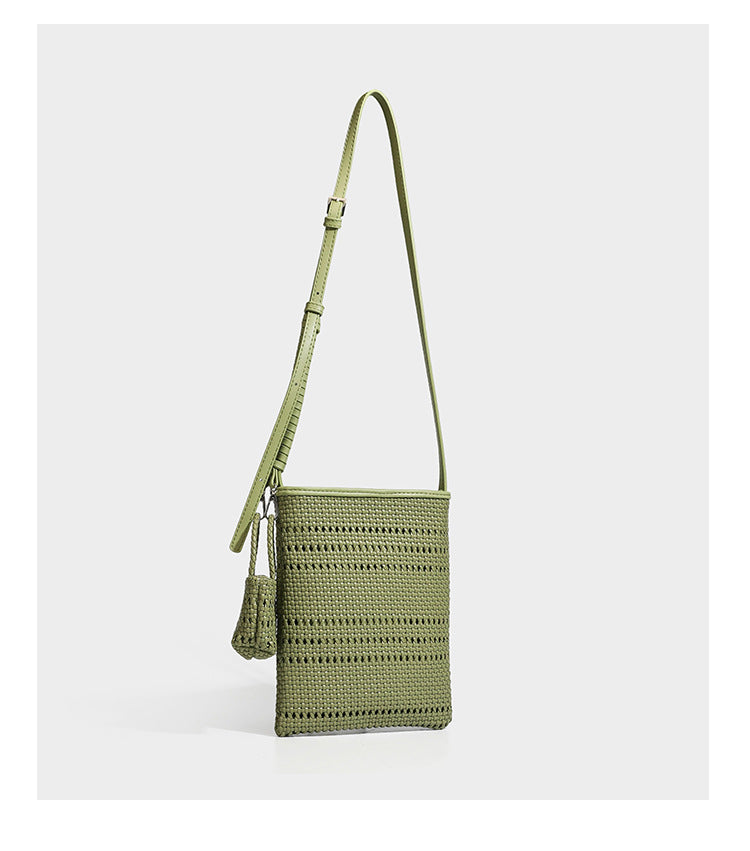 Kleine rechteckige Crossbody-Tasche aus offen geflochtenem Material mit passendem Mini-Täschchen und verstellbarem schmalem Riemen, Detailansicht 23