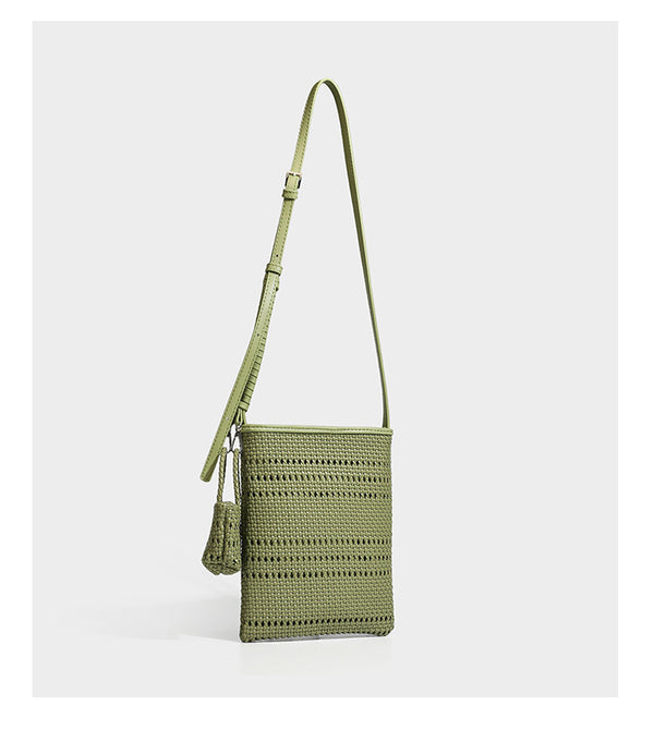 Kleine rechteckige Crossbody-Tasche aus offen geflochtenem Material mit passendem Mini-Täschchen und verstellbarem schmalem Riemen, Detailansicht 23