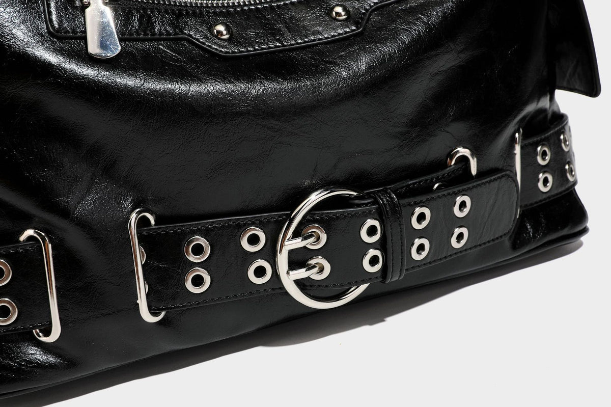 Große glänzende schwarze Hobo-Schultertasche mit silberfarbenem Ösen-Gürtelboden, Schnallenbeschlägen, vorderer Reißverschlusstasche und zwei …; Detailansicht